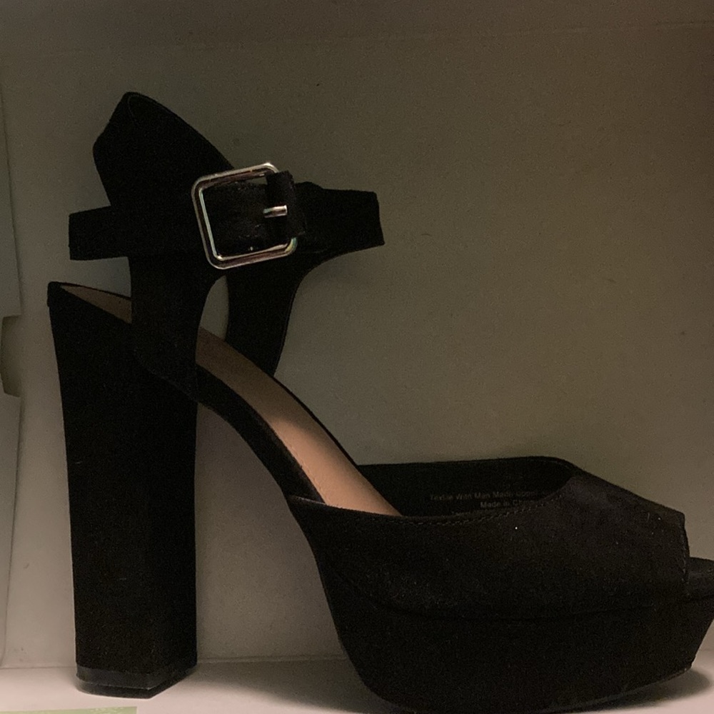 Only worn once indoors Mossimo women’s black pumps with silver buckle